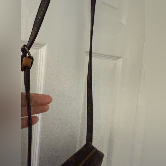 LOUIS VUITTON Monogram Amazone Vintage Crossbody Bag - Picture 8 of 16